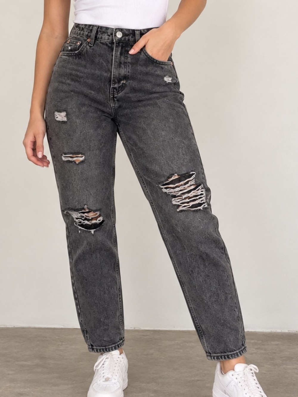 Mom jeans refuge size 05 black distressed ripped